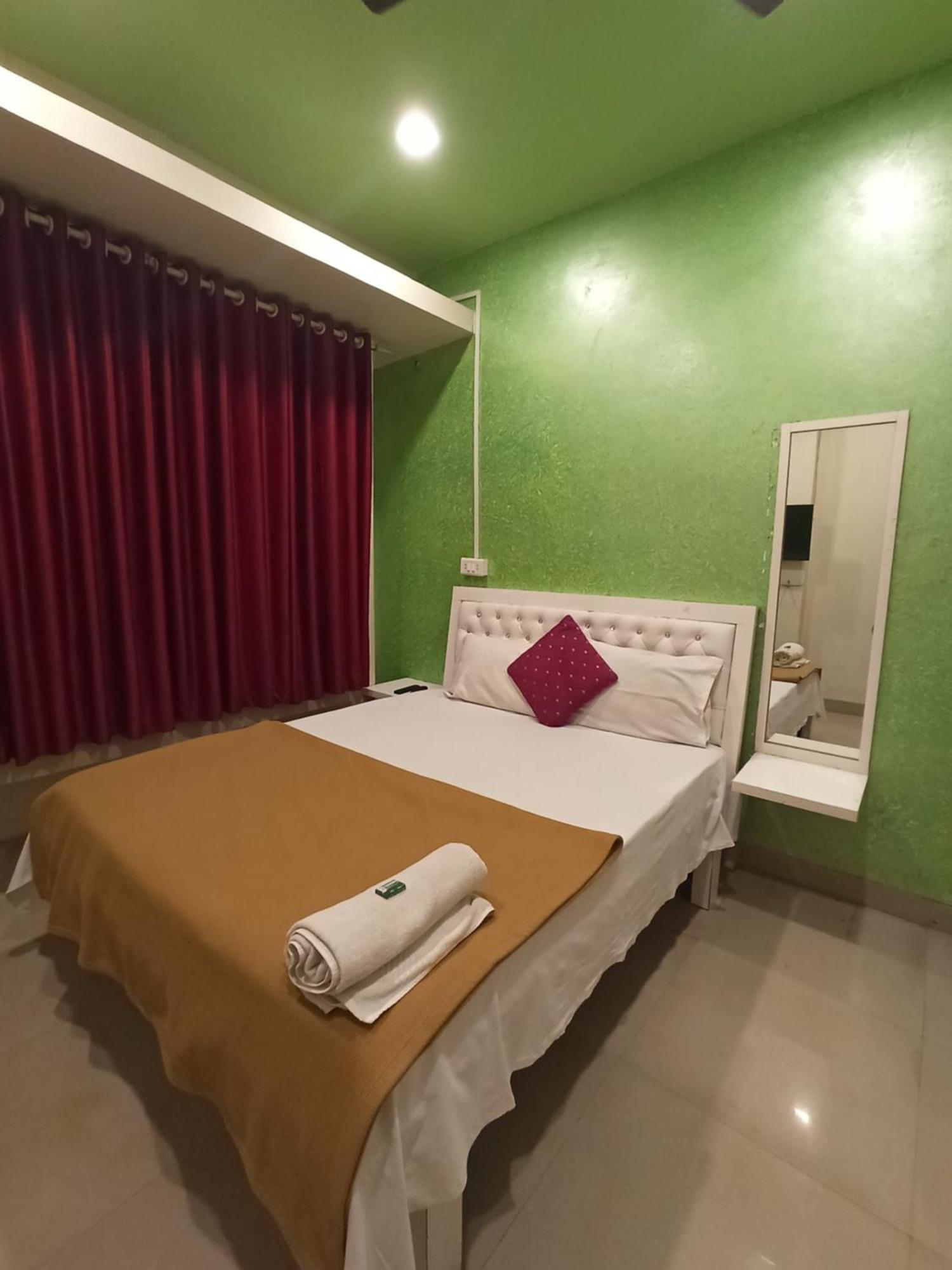 Malwade Motel Pune Esterno foto